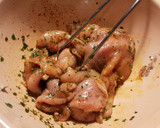 Foto del paso 4 de la receta: Filetes de muslos de pollo, con especias libanesas y huevos fritos de corral con aderezo de ajos fritos