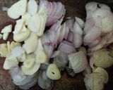 Foto langkah ke 3 dari resep Tumis sawi asin.