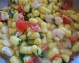 Foto del passaggio 3 della ricetta Gnocchetti tricolore con rucola, gamberi rosa,pomodorini e ricotta salata