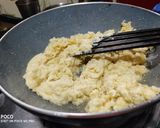 A picture of step 3 of Urad dal pinni.