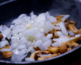 Foto del paso 4 de la receta: Revuelto de huevo con champiñones