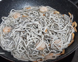 Foto del paso 4 de la receta: Espaguetis con gulas y gambas