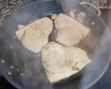 Foto del paso 10 de la receta: Emperador con cebolla caramelizada, champiñones rodajas de tomate con un toque de vino blanco