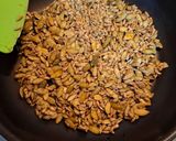 Foto del paso 3 de la receta: Semillas de calabaza y girasol doradas con especias