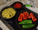 Foto del paso 1 de la receta: Chuletillas de cordero y tomatitos con patatas y pimientos fritos
