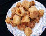 A picture of step 5 of Potato samosa roll.