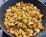 Une image de l'étape 8 de Pommes de terre sautées aux pickles, ail noir et persil.