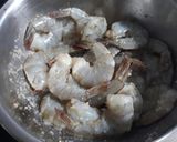 Foto langkah ke 2 dari resep Udang Goreng Bawang Putih.