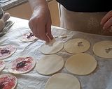 Foto del paso 7 de la receta: Bollitos Hojaldrados rellenos de Crema Pastelera y Mermelada de Cereza
