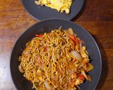 Foto langkah ke 5 dari resep Mie Goreng Basah.