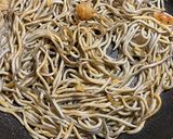 Foto del paso 1 de la receta: Gulas con gambas y almejas