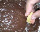 Foto langkah ke 6 dari resep Semprit Celup Coklat.