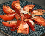 Foto del paso 1 de la receta: Ensalada de tomate, pesto a mi manera y pipas