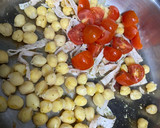 Foto del paso 2 de la receta: Ensalada de garbanzos, pavo, cherry y queso