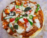 A picture of step 8 of Paneer Tikka Cheese Burst Pizza, without oven.