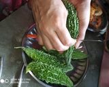 भरवां करेले (Bharwan Karele recipe in Hindi) रेसिपी चरण 1 फोटो