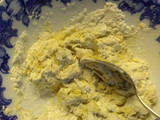 Pan casero relleno con cebolla, queso y semillas