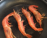 Foto del paso 3 de la receta: Fideuà negra de sepia y gambas