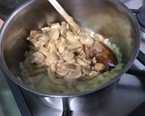 Une image de l'étape 4 de Sauce fromagère au jambon, champignons, câpres et deux fromages (pour pâtes).