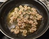 Foto del paso 2 de la receta: Merluza al horno con salmón ahumado, gambas y patatas