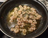 Foto del paso 2 de la receta: Merluza al horno con salmón ahumado, gambas y patatas