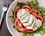 Hình bước làm 2 của món 💚 Salad Cải Rockett, Cà Chua & Phô Mai Mozzarella Tươi (Vegetarian)