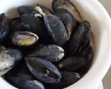 Kék (fekete) kagyló saját levében tejszínesen recept fázis 1 fotója