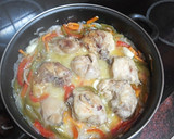 Foto del paso 3 de la receta: Muslos de pollo en escabeche con papas fritas