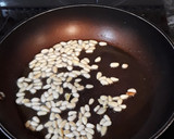 Foto del paso 1 de la receta: Ensalada tibia de verduras silvestres con piñones y castañas