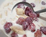 Foto langkah ke 2 dari resep Strawberry Banana Dessert 🍓🍌.