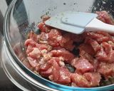 Foto del paso 2 de la receta Bocaditos de cerdo al ajillo con verduras a la soja