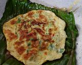 Foto langkah ke 3 dari resep Telur Dadar Daun Pisang.