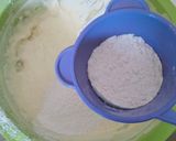 Foto langkah ke 2 dari resep Bolu zebra kukus susu no mixer.