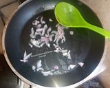 A picture of step 4 of Fried eggs with stir fry noodles.