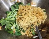 Foto langkah ke 4 dari resep Mie Goreng Burung Dara.