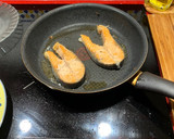 Foto del paso 6 de la receta: Salmón con patatas fritas y pimientos fritos