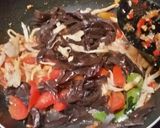 Foto langkah ke 3 dari resep Tumis jamur kemangi.