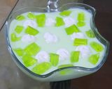 A picture of step 5 of Green jelly Custard.