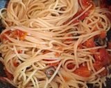 Foto del passaggio 5 della ricetta Spaghetti ai pomodorini freschi con capperi e olive
