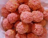 A picture of step 1 of Coconut macrons.
