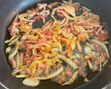 Foto del paso 4 de la receta: Pasta carbonara auténtica 🇮🇹🥚🧀🧅🥓