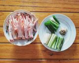 Hình bước làm 1 của món Chân gà hấp hành