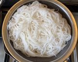 A picture of step 1 of Vietnamese summer rolls.