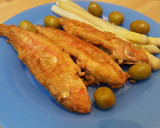 Foto del paso 4 de la receta: Salmonetes fritos con guarnición de espárragos