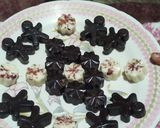 टेड्डी बेयर एंड फ्लावर शेप चॉकलेट (teddy bear and flower shaped chocolate recipe in Hindi) रेसिपी चरण 2 फोटो