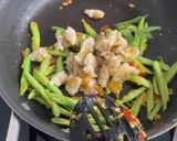 A picture of step 2 of Stir Fried Linguine with Clams.