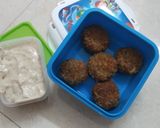 A picture of step 5 of Chhole tikki with curd sauce.