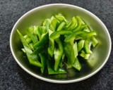 青椒炒皮蛋(簡單料理）的食譜步驟2照片