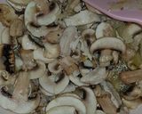 Foto langkah ke 2 dari resep Spaghetti Saus Cream Ayam Jamur.