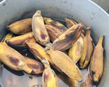 Hình bước làm 1 của món Chuối sáp cốt dừa bột báng